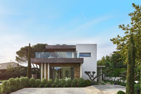 Antibes, villa contemporaine avec vue mer – 5 chambres – Toit-terrasse, piscine chauffée & sauna - Photo 2