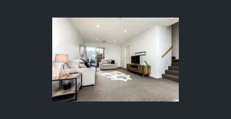 MODERN TOWNHOUSE IN PRIME LOCATION. - Photo 3