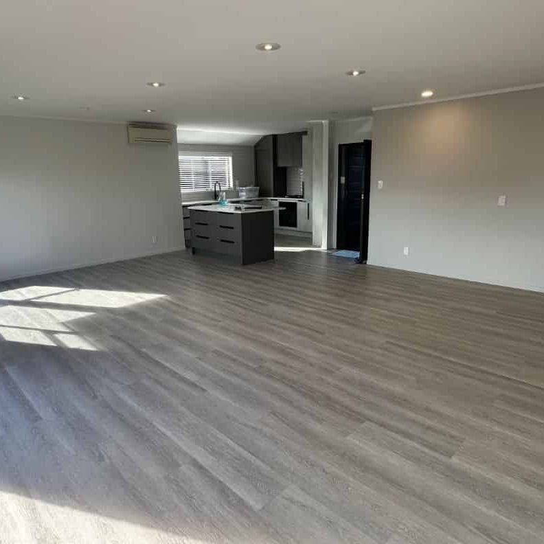 Spacious 3-Bedroom Family Home in Sought-After Mairangi Bay - Photo 1