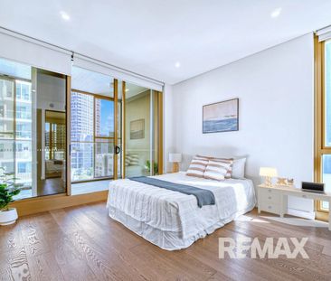 Corner position with large study and balcony - Photo 3