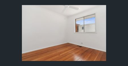 Spacious 5-Bed Family Home with Pool Maintenance Included - Photo 4