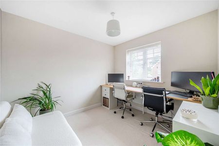 An extremely well presented 3 bedroom semi detached home to rent, tucked away in a secluded spot within the modern development at Spencers Wood in Reading. - Photo 2