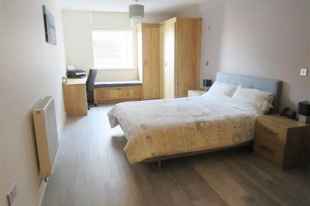 High Street - Photo 1