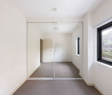 Large modern apartment of unbeatable convenience - Photo 4