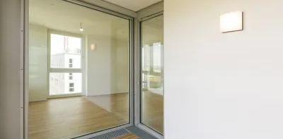 V22 Living - 3 Zimmer im 11. Stock mit Fernblick und Rooftop Pool - Photo 2