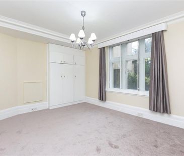 4 bedroom flat in Marylebone Road - Photo 1