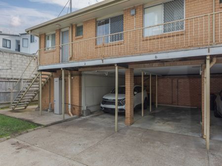 RECENTLY UPDATED, TWO BEDROOM UNIT IN HEART OF NUNDAH - Photo 2