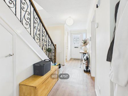 4 bedroom detached house to rent - Photo 3