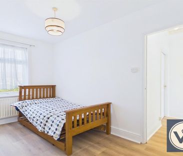 4 bedroom end of terrace house to rent - Photo 2