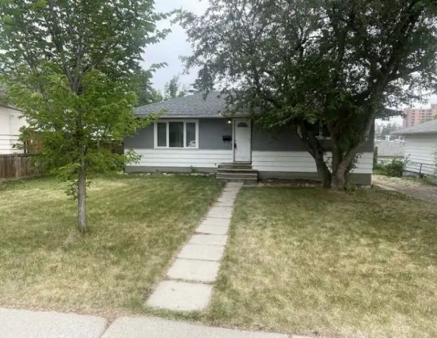 Beautiful house Top Floor for rent near Mount Royal University**Big Lot** | Calgary - Photo 1