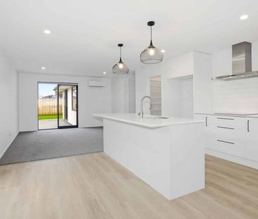 Brand New 4 Bedroom Family Home! - Photo 3