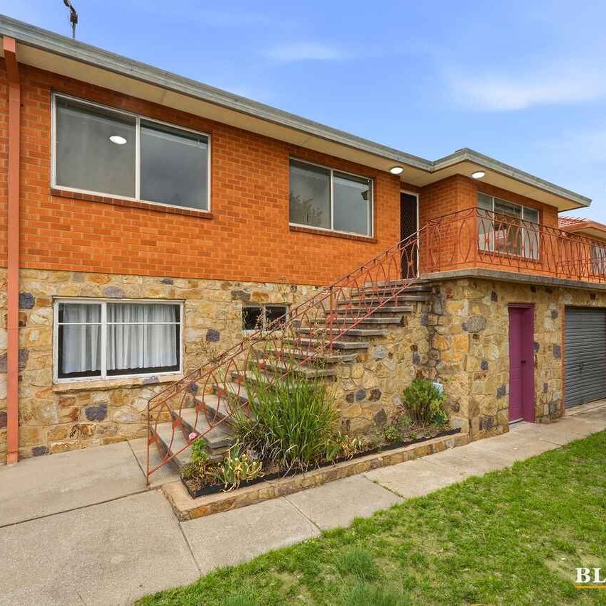 Charming Three-Bedroom Home Opposite the Oval – Space, Comfort &... - Photo 1