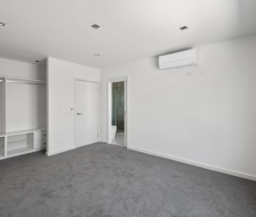 STUNNING STAND ALONE SPACIOUS TOWNHOUSE - Photo 2