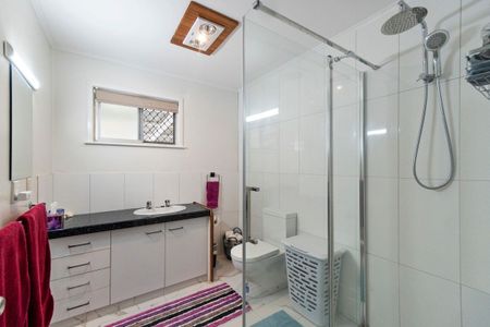 Large Family Home With 3 Car Accommodation - Photo 2