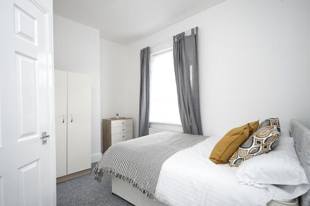 1 bedroom in a house share to rent - Photo 2