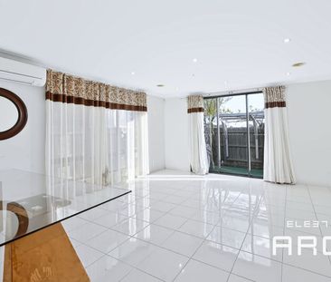 Beautiful 4-Bedroom Home in Aintree - Photo 1