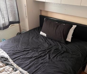 3 Bed Semi-Detached House, Sutton, CR0 - Photo 3