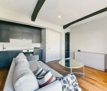 A bright one bedroom apartment, exquisitely refurbished throughout,... - Photo 3