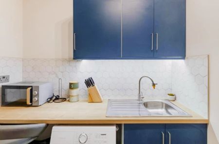 Urban Nest: Stylish Studio Escape - Photo 5