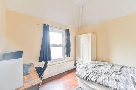 3 bedroom flat to rent - Photo 4