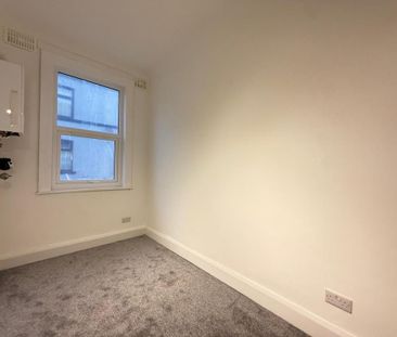 3 bedroom flat to rent - Photo 4