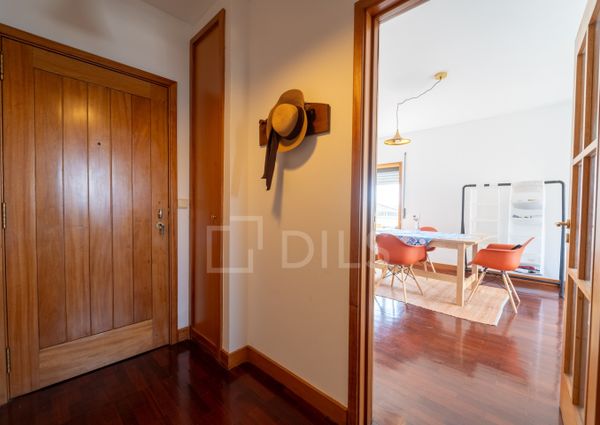 Apartamento T1 com terraço e lugar de garagem situado no Campo Alegre