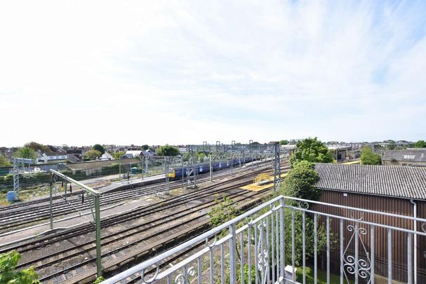 2 bedroom ground floor flat to rent - Photo 1