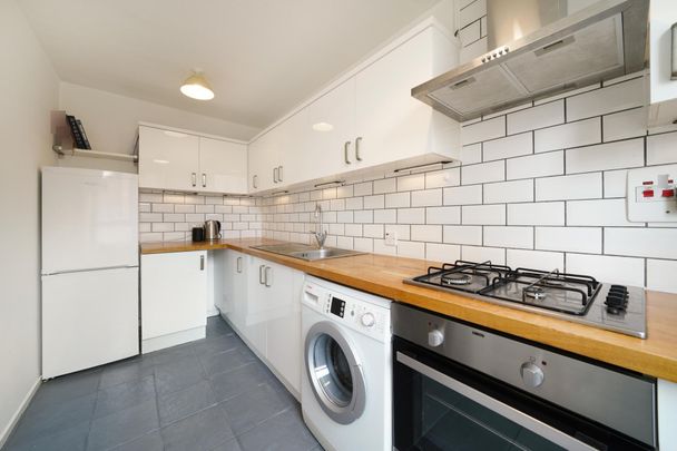 Wivenhoe Close - Photo 1