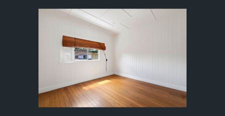 SMACK BANG IN THE MIDDLE OF TOWN! - Photo 4