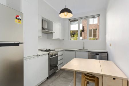 2 Bedroom Furnished Apartment In Beautiful Tree-lined Rockley Road! - Photo 4