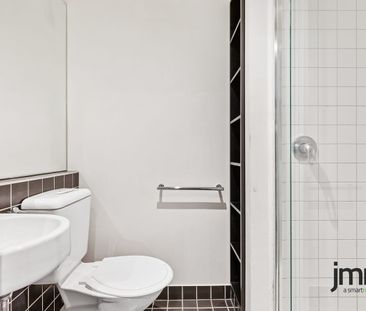 Modern & stylish fully furnished studio apartment. - Photo 5