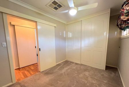 Comfortable and conveniently located - 3 bedroom home. - Photo 2