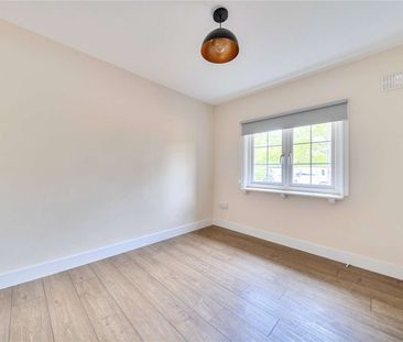 A beautifully refurbished two-bedroom bungalow on the Hamptworth Es... - Photo 1
