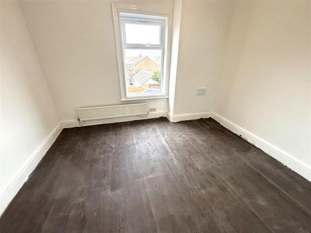 3 bedroom end of terrace house to rent - Photo 2