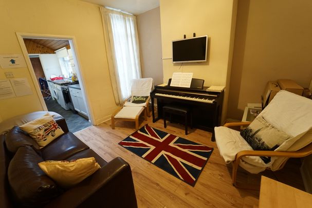 4 Frederick Grove, NG7 1SG, NOTTINGHAM - Photo 1