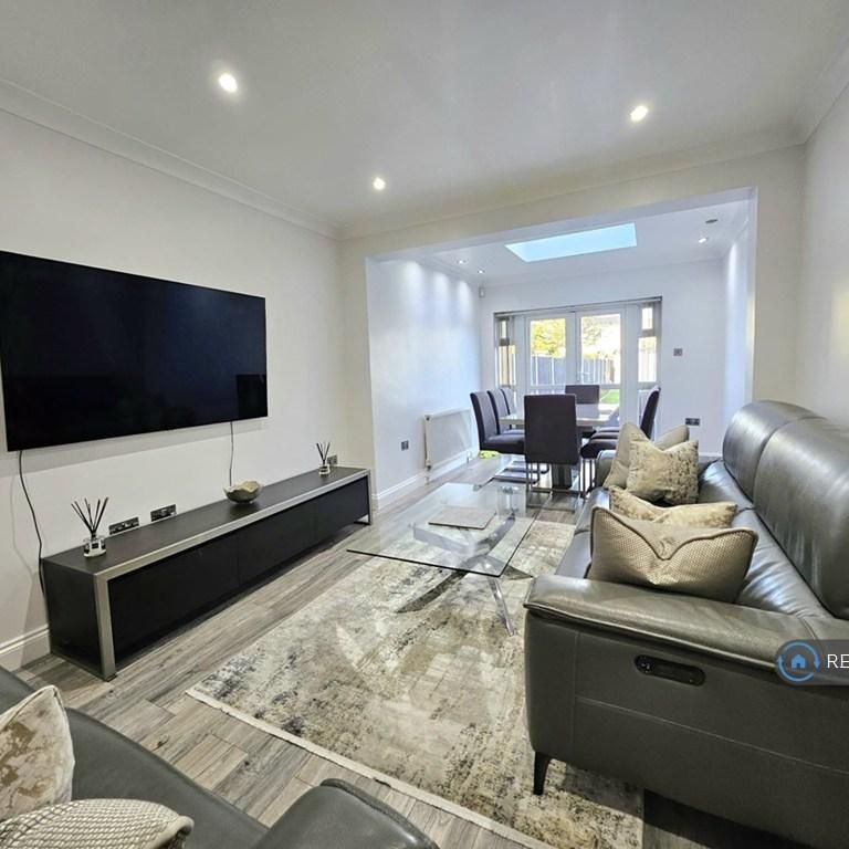 4 bedroom semi-detached house to rent - Photo 1