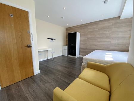 1 bedroom in a house share to rent - Photo 2