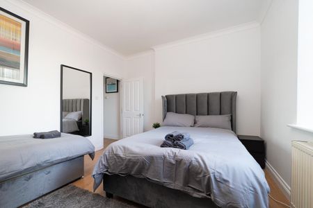 2 Bed Flat, Royal Crescent, W11 - Photo 2