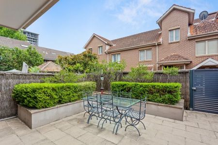 Bright and Spacious Townhouse with Private Courtyard & Double Garage - Photo 2