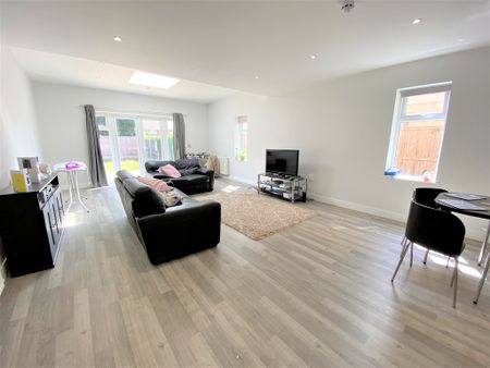 Elmshott Lane, Slough - Photo 3