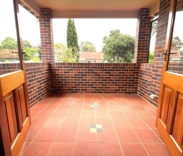 Expansive 4-5 B/R Family Home - Photo 3