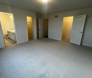 For Lease - 24 Phoenix Boulevard, Barrie, Ontario - Photo 2