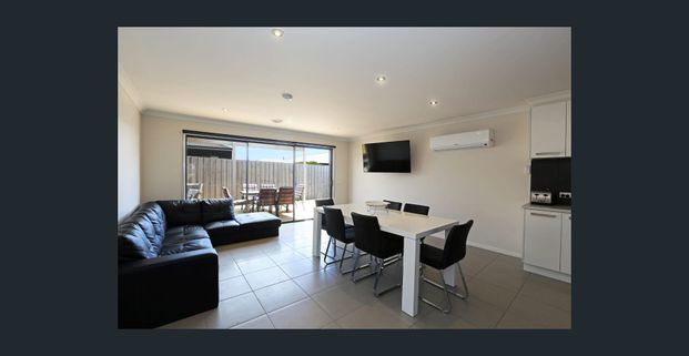 Train Station only a 3 minute walk - Photo 1