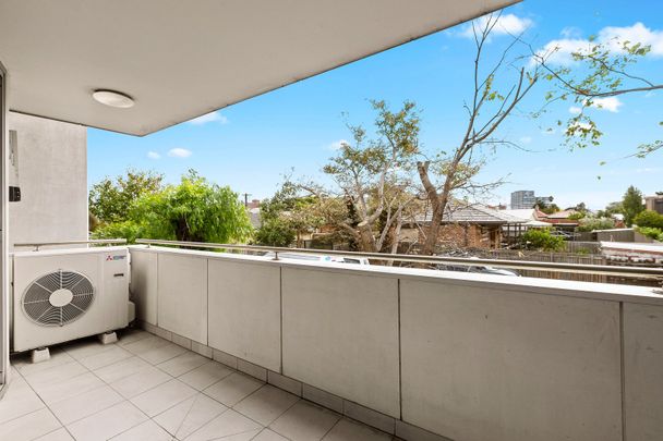 Charming Two-Bedroom Apartment in the Heart of Footscray - Photo 1