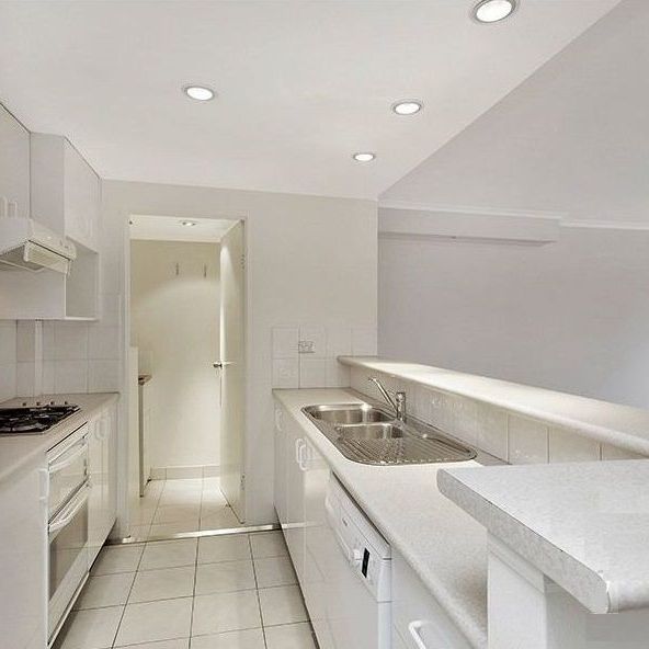 Generouly proportioned two bedroom two bathroom apartment with parking - Photo 1