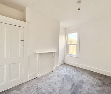 2 bed Flat Gainsborough Drive, SS0 - Photo 3