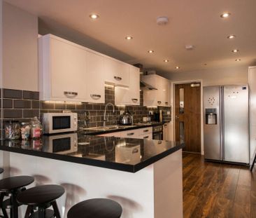 Modern with beautiful original features - Photo 3