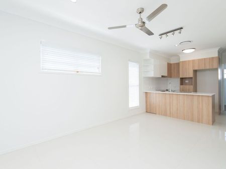 Three Bedroom Tri Level Townhome Ideal Location and Ducted Air Con! - Photo 4