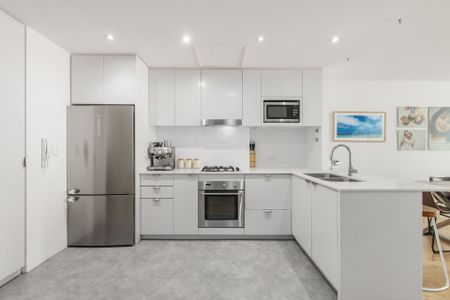 Split-Level Apartment in the Heart of Pacific Square - Photo 4