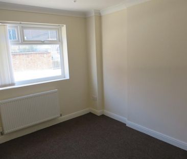 2 bedroom Flat To Let - Photo 2
